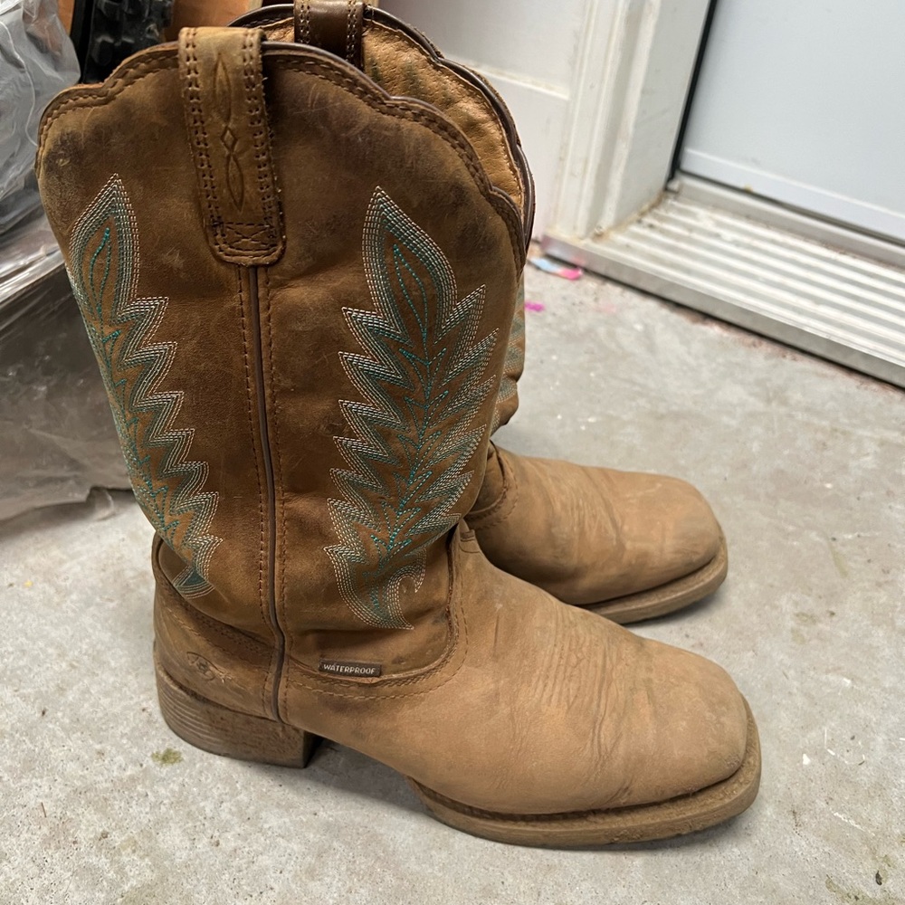 Ariat women’s winter cowboy boots. Size 9.5B